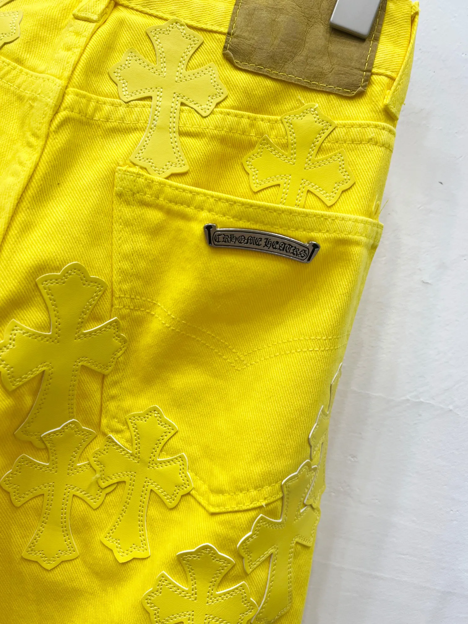 P290 style number: (r004) Chrome Hearts CH Chrome Hearts, the same jeans worn by Fan Bingbing’s brother Fan Chengcheng, exudes unruly personality and unique charm. Every wear and tear is carefully designed to present a unique artistic feel. Made of imported denim fabric, which has undergone heavy industrial washing and destruction treatment, the trousers show a super cool effect on the upper body, allowing you to dominate the fashion stage.  This is more than just a pair of jeans, it is an expression of attitude. With its unique design concept and ultimate pursuit of details, Croxin breaks traditional boundaries and defines the jeans trend in the new era. The trousers are made of double-layer woven fabric and matched with customized hardware, showing an incomparably beautiful and unique style, making every wearer the focus of fashion. Imported denim fabric, super heavy-duty washed and damaged, the upper body is super cool! Customized hardware, incomparably good-looking style. The production process is difficult. It has a high-street feel. Color: lemon yellow Size: S M L XL